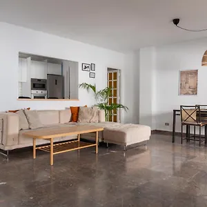 https://precioso-y-amplio-tico-en-el-centro-de-la-ciudad.in-canary-islands.com
