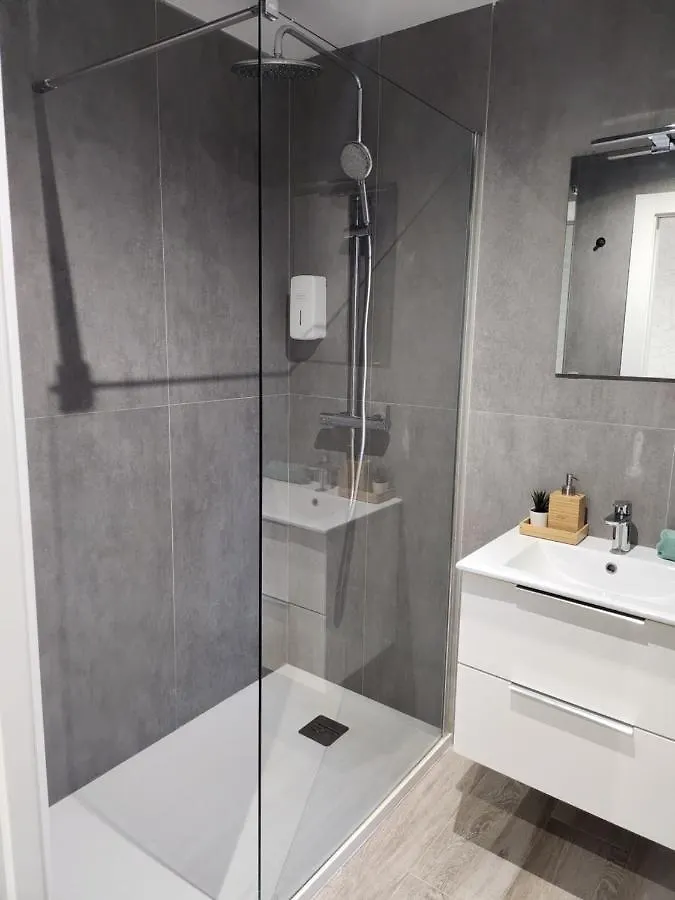 شقة Apartamento Cerca A La Playa فوينخيرولا